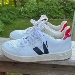 Womens size 6 Veja sneakers